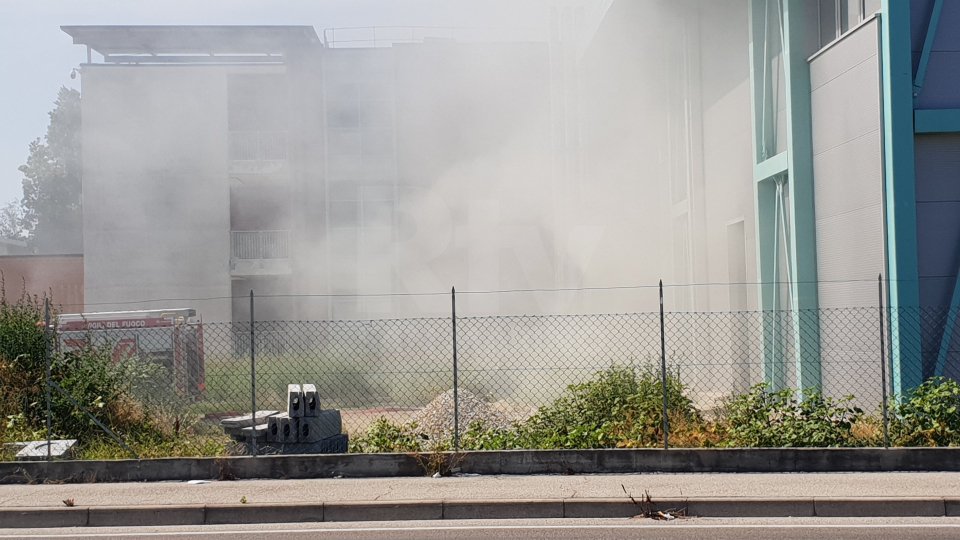 Principio d'incendio a Viserba alla palestra in costruzione del Serpieri