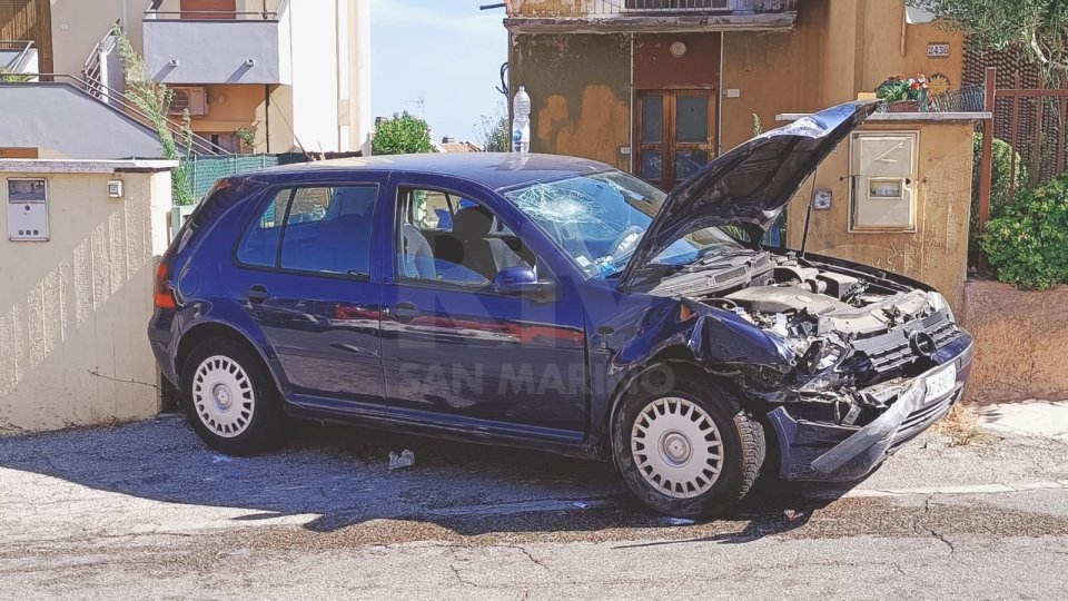 Incidente a Rimini: auto tampona violentemente un camion