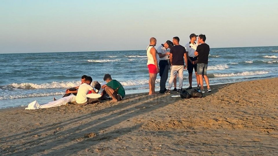 Tragedia a Riccione: si tuffa in mare e muore a 24 anni
