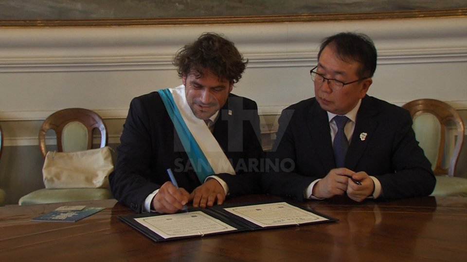 Nel servizio le interviste a Tommaso Rossini (Capitano del Castello di San Marino) e Rino Micheloni (Ambasciatore di San Marino presso la Repubblica di Corea)