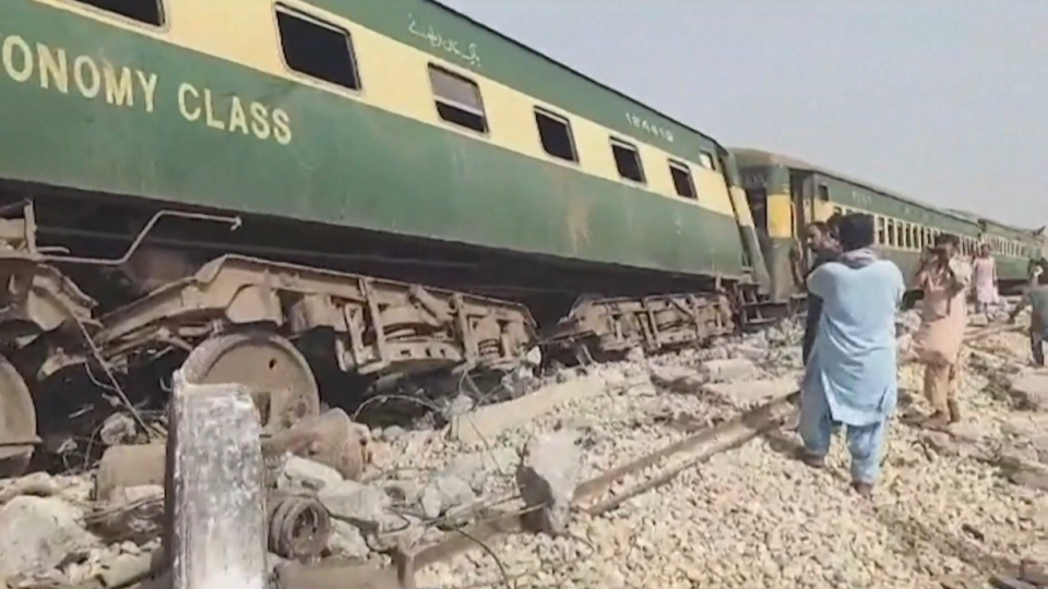 Treno deraglia in Pakistan, passeggeri intrappolati, decine di morti e feriti
