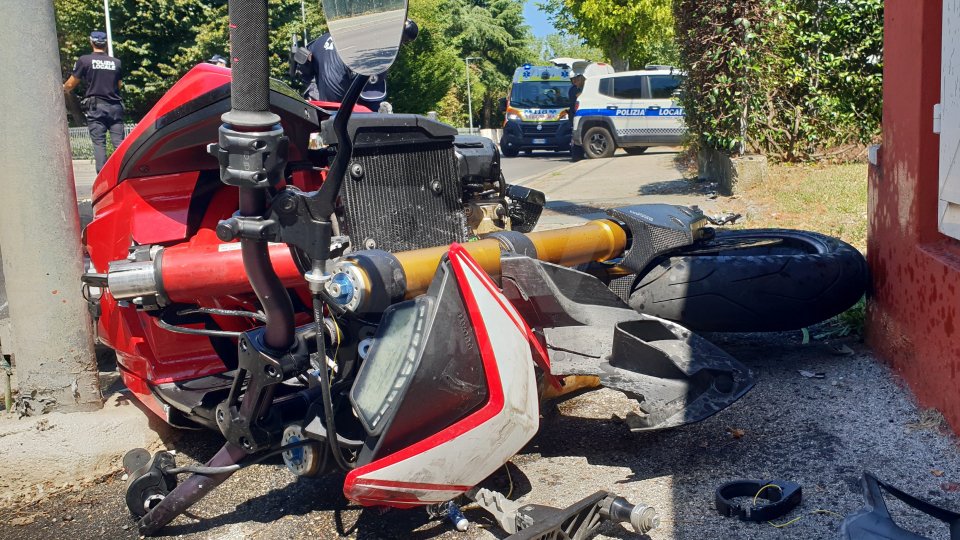 Grave incidente a Riccione, scontro ad alta velocità tra auto e moto
