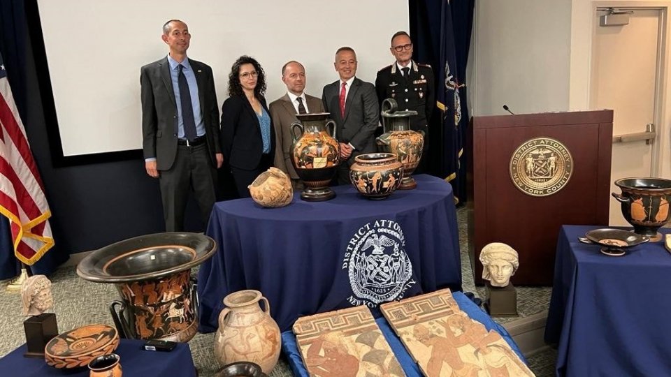 Tornano in Italia 266 reperti archeologici prelevati da scavi clandestini