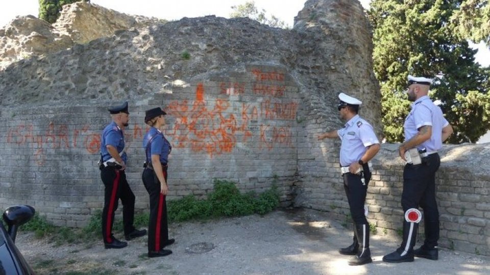 Giovani imbrattano mura romane a Fano, individuati e denunciati