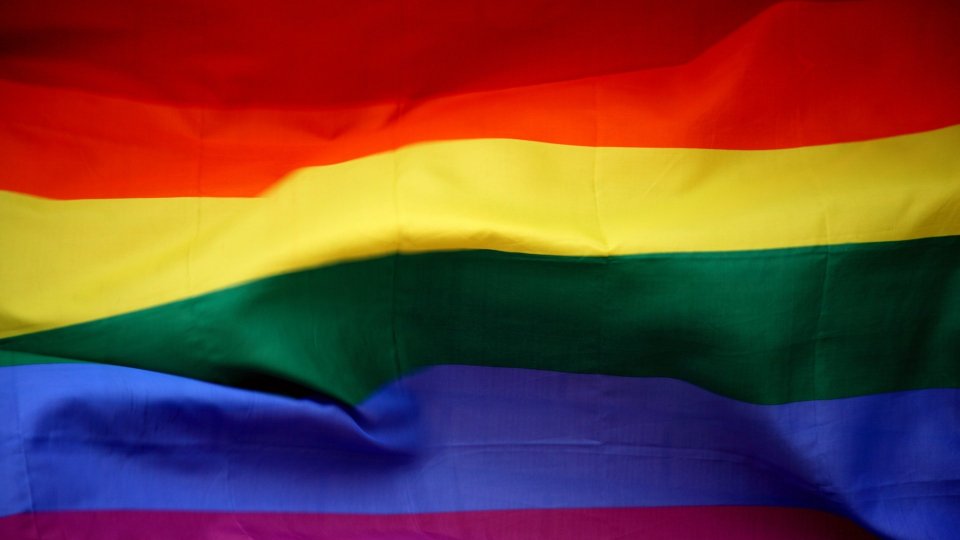 Espone bandiera LGBT+ nel suo negozio, uccisa in California