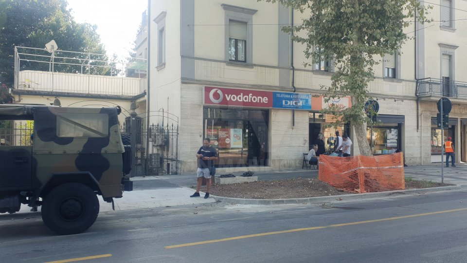Rimini: battibecco per una ricarica, 21enne prende a bottigliate commesso