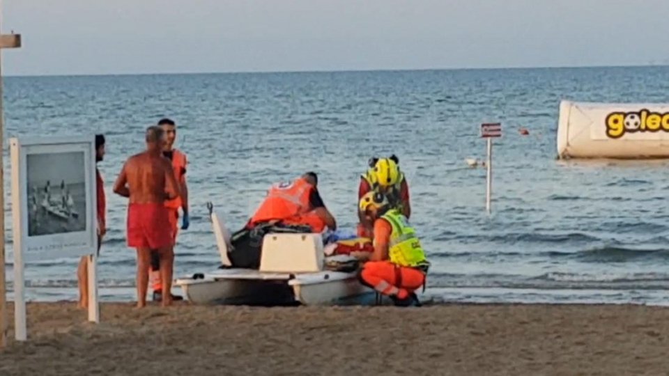 Le immagini dei soccorsi dopo l'incidente al BoaBay di Rimini