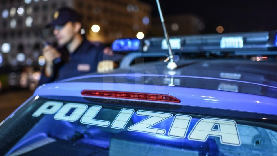 Furia animale a Rimini: tenta furto, poi calci, morsi e graffi agli agenti di Polizia, arrestato