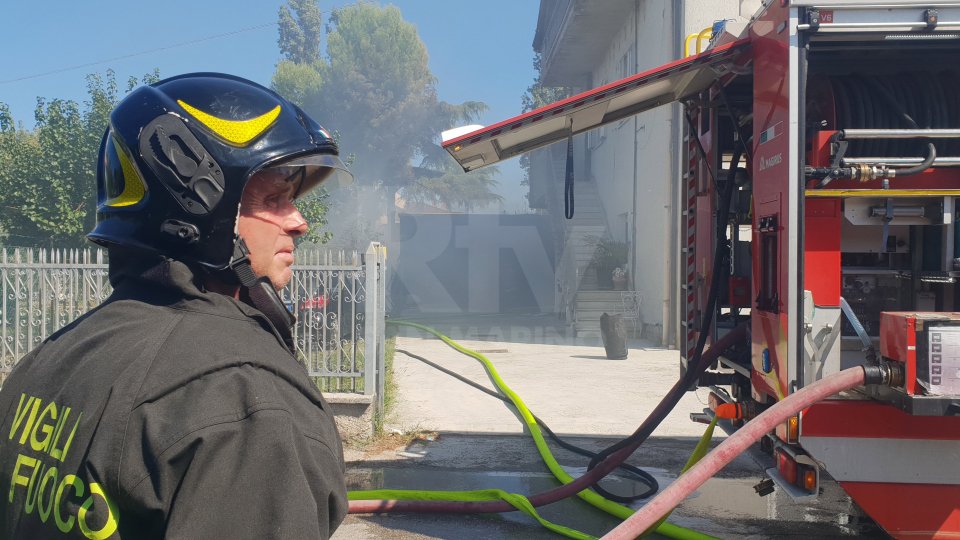 Riccione: pauroso incendio nel retro di un'abitazione di viale Venezia [fotogallery]