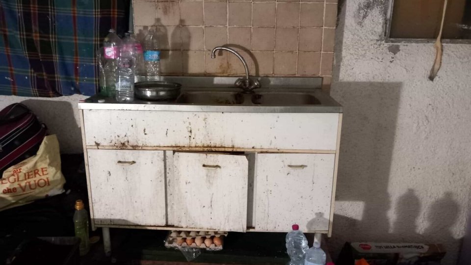 Bellaria: scoperta famiglia che viveva nel sotterraneo di un negozio, senza acqua e finestre
