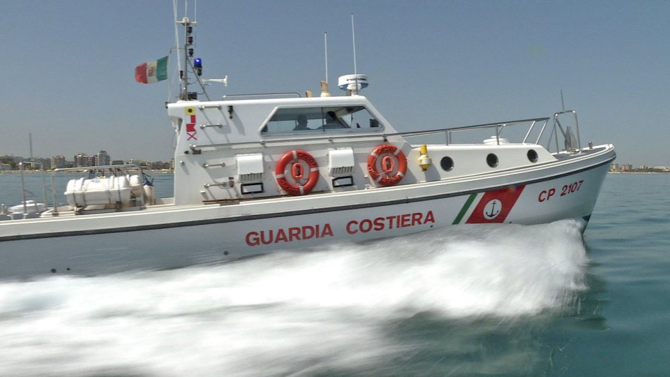 Rimini: esce nonostante l'allerta meteo, barca a vela salvata dalla Guardia costiera