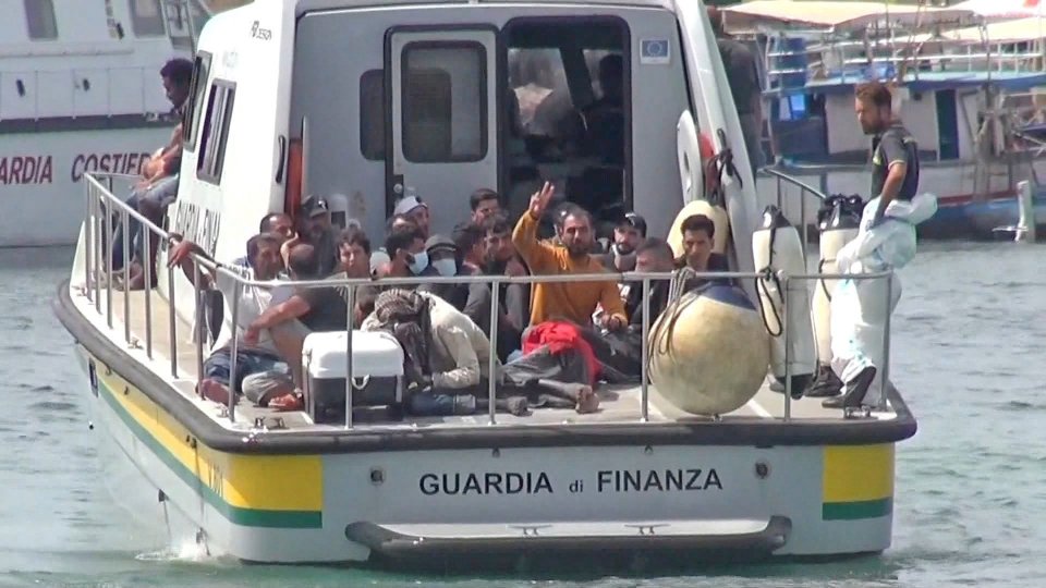 Migranti, la Germania replica alle accuse di Crosetto: "Salvare persone in mare è un dovere"