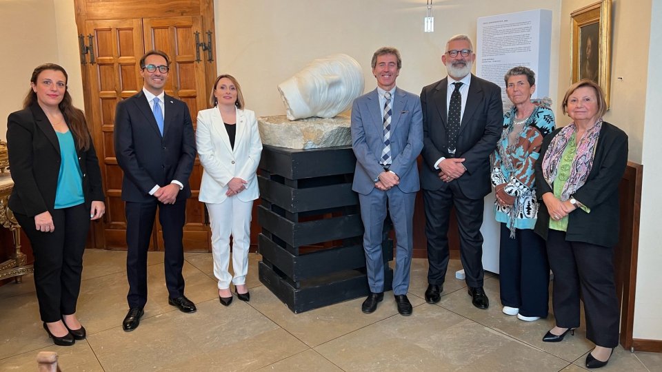 La celebre scultura "Testa addormentata" di Igor Mitoraj esposta a Palazzo Pubblico della Repubblica di San Marino