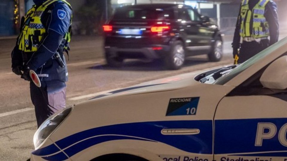 Rimini, fugge dal posto di blocco urtando col parabrezza la paletta della Polizia Locale: arrestato