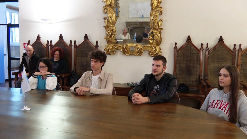 Nel servizio le interviste agli studenti Luna Canarezza, Matteo Pari e Alessandro Chierici; alla tutor Monica Cavalli e al Segretario all'Istruzione Andrea Belluzzi