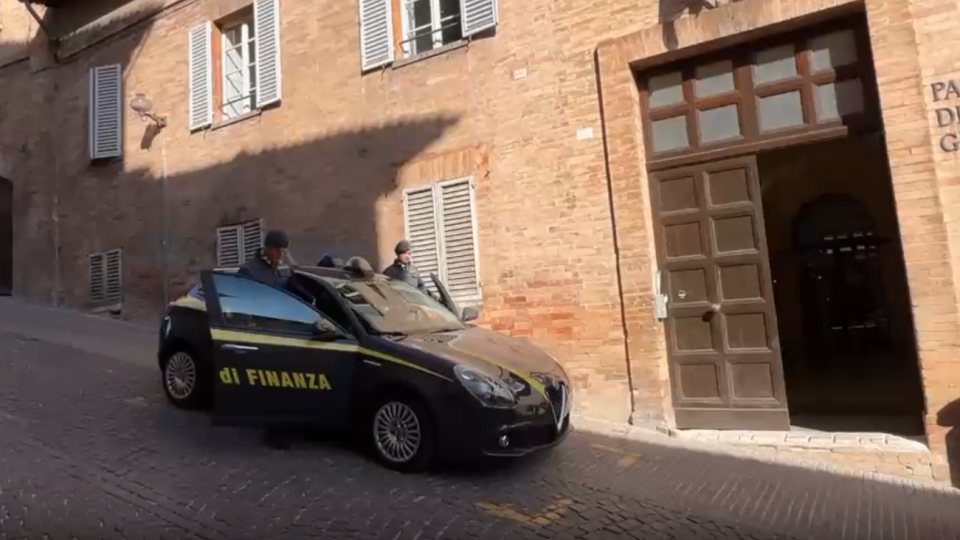 Urbino: fatture per crediti inesistenti, sequestrato un milione di euro di beni