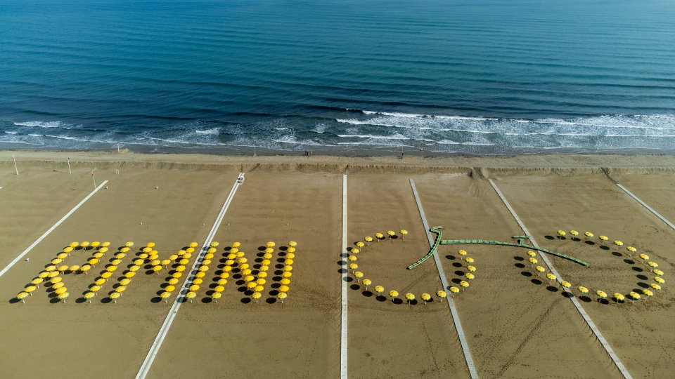 Tour de France: 150 ombrelloni e 50 lettini vestono di giallo la spiaggia di Rimini