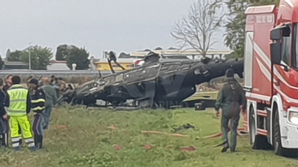 Cade un elicottero militare a Ravenna, due feriti. E45 chiusa e traffico deviato