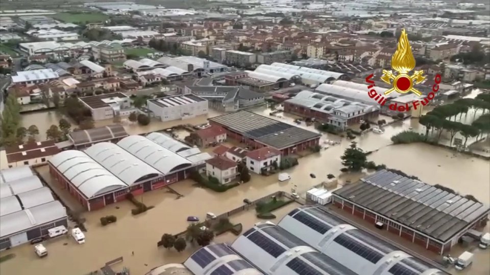 I Vigili del Fuoco sorvolano le aree alluvionate di Prato