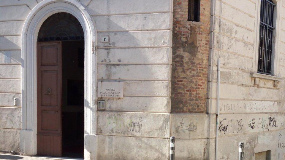 Ancona dice addio alla 15enne suicida. Il padre nega le nozze combinate