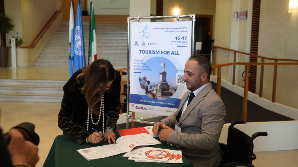 Turismo Accessibile: Il Ministro del Turismo Daniela Santanchè firma la carta dei diritti di AISM