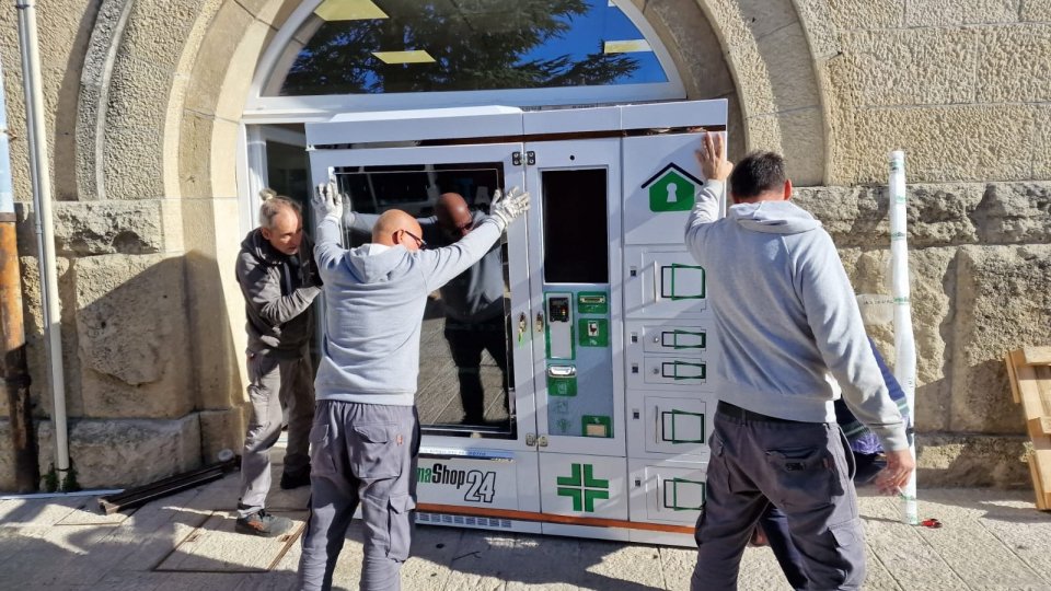 Continuano i lavori di installazione del distributore di medicinali H24 alla farmacia di Città di San Marino