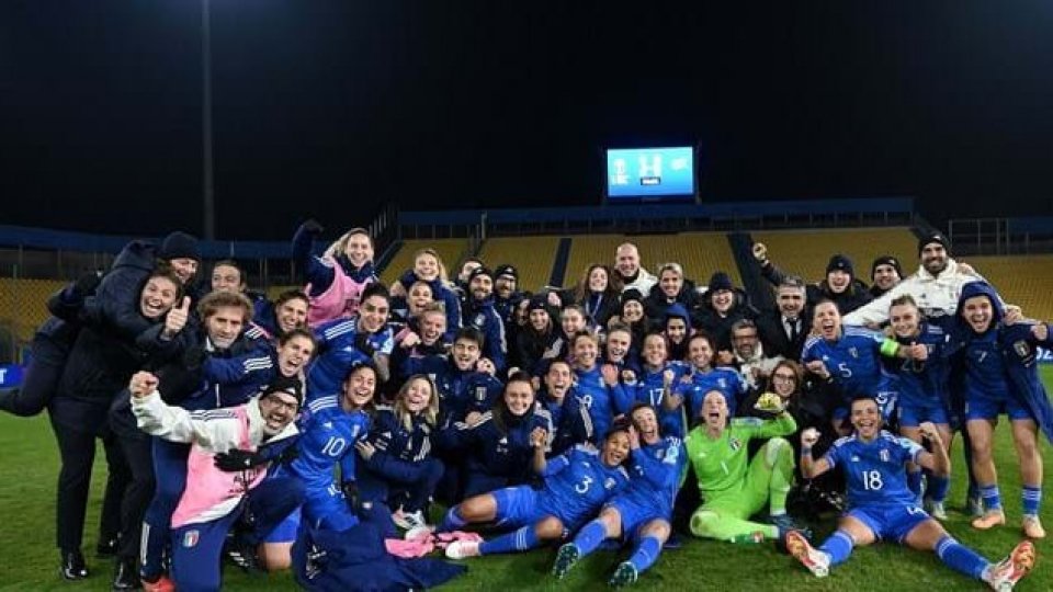 L'Italia femminile festeggia la vittoria contro la Svizzera e il secondo posto nel girone (Foto: FIGC)