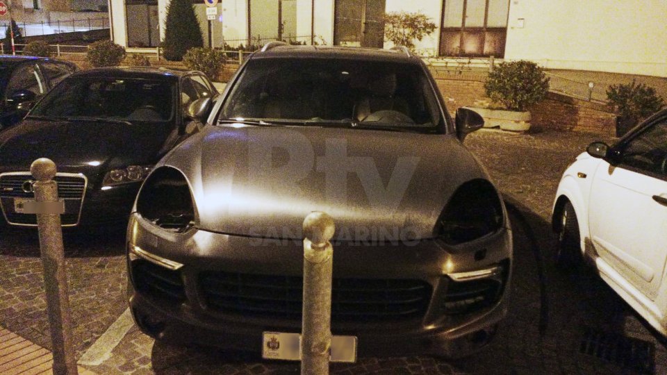 Serravalle: ladri rubano i fari da un'auto parcheggiata