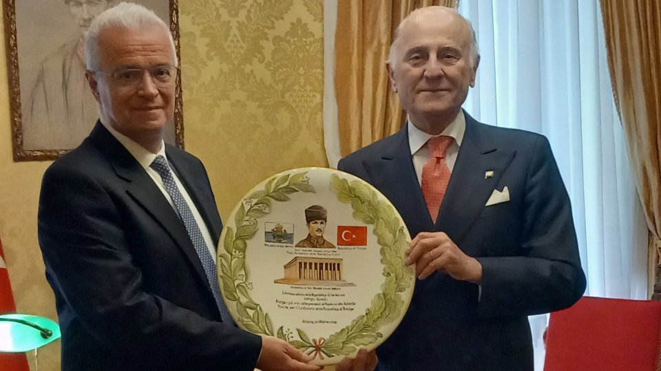 L'ambasciatore Girelli dona maiolica di Urbania alla Turchia
