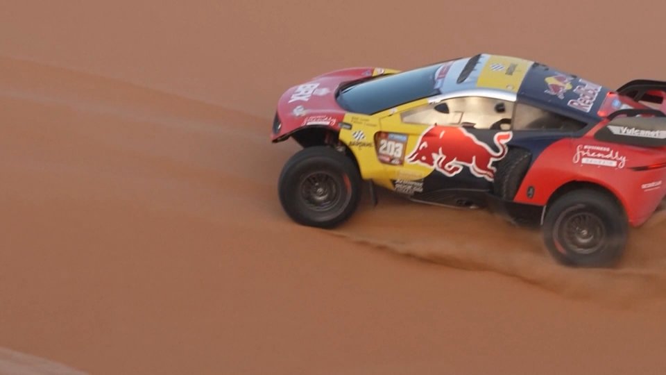 Sainz vola verso la 4ª Dakar, nelle moto è lotta a due