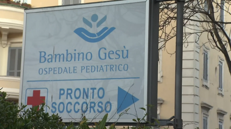 Roma, bimbo americano di 10 anni cade dal terzo piano: è grave