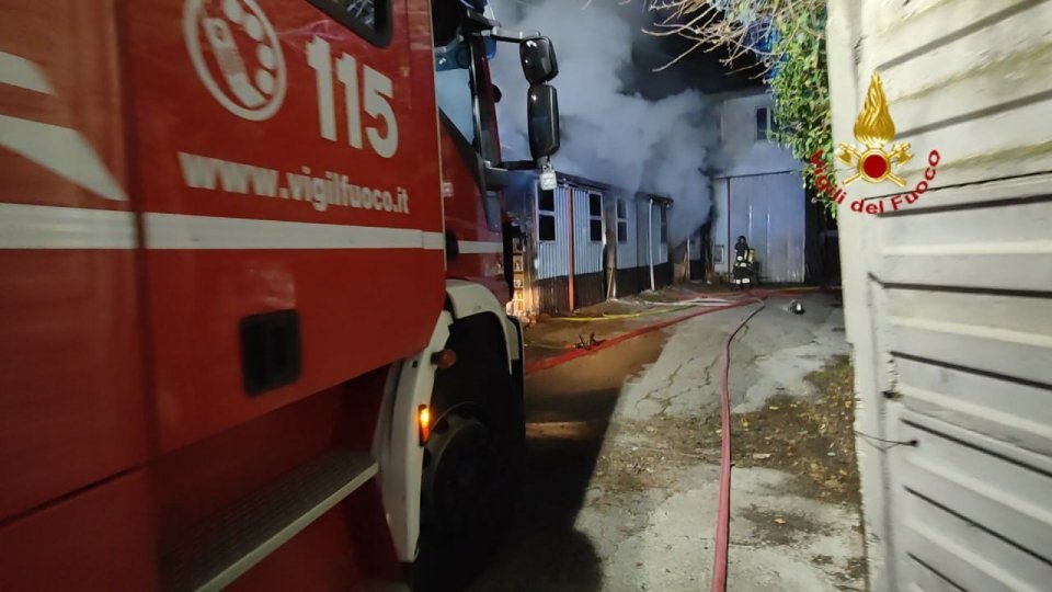 Rimini, incendio in un magazzino a San Vito: intervengono i Vigili del Fuoco [fotogallery]
