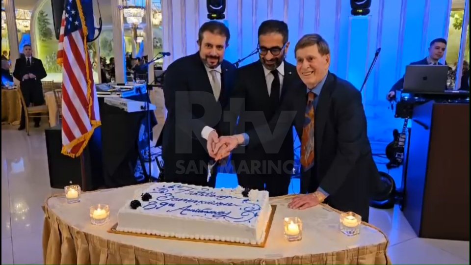 I Capitani Reggenti Filippo Tamagnini e Gaetano Troina al taglio della torta con il Presidente della Fratellanza di New York Sanzio Vagnini