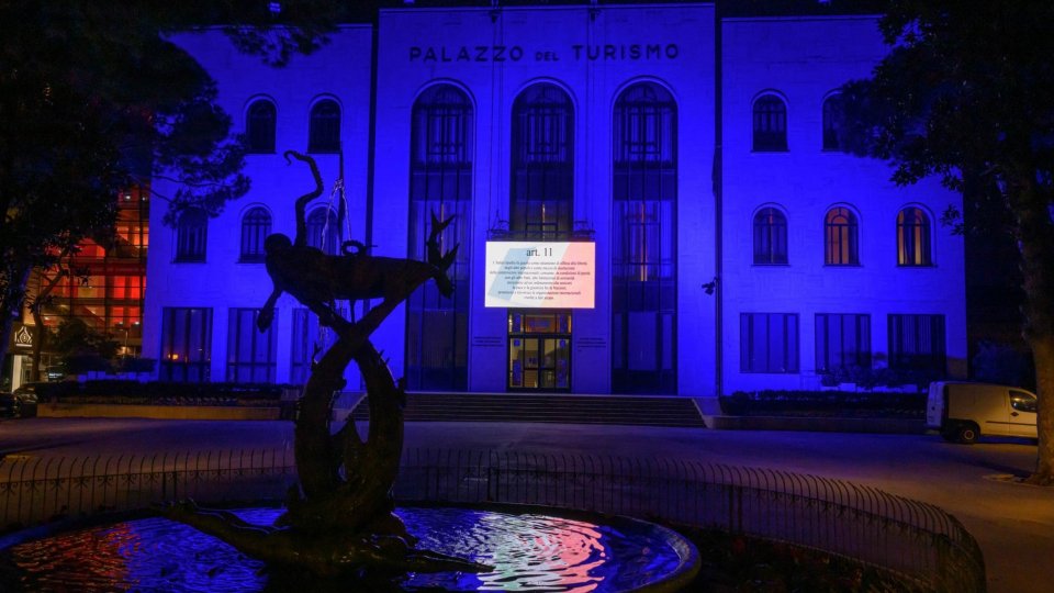 Il Palazzo del Turismo di Riccione  si colora di blu per dire stop  alle guerre e alle bombe sui civili