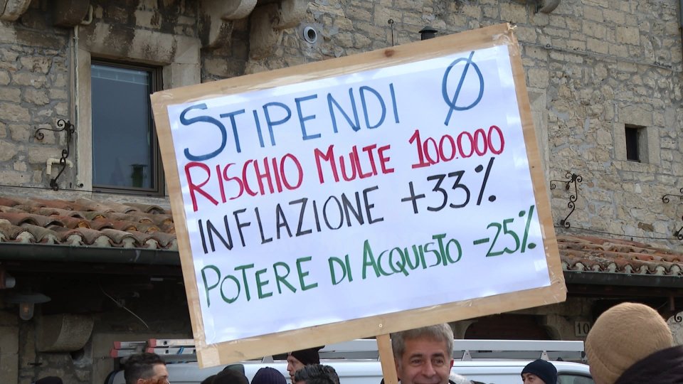 Manifestazione dei bancari in piazza della Libertà a San Marino