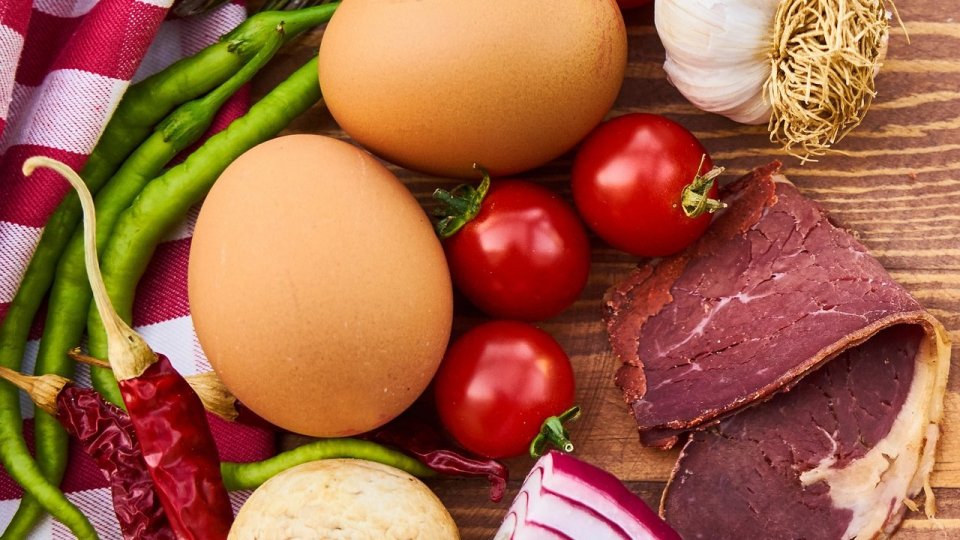 Proteine: una dieta troppo ricca potrebbe favorire l'aterosclerosi. Ecco quante assumerne ogni giorno