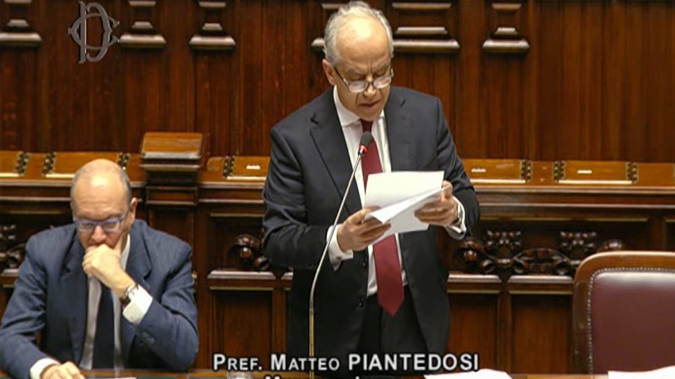 Nel video gli interventi alla Camera dei Deputati di Matteo Piantedosi, ministro dell'Interno, e di Matteo Mauri, deputato Partito Democratico