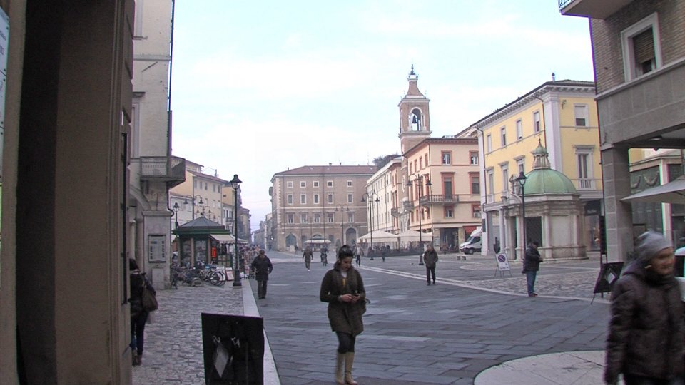 Rimini: 17enne accoltellato in centro, “mio figlio accerchiato da gruppo di coetanei”
