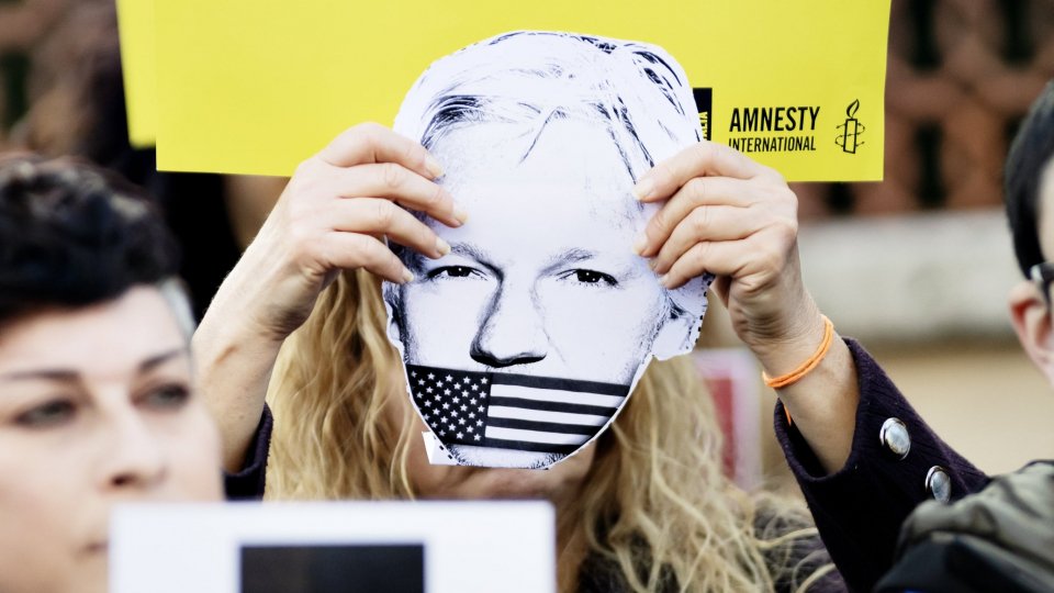La Corte riesaminerà il caso Assage, Amnesty International: “Resta nel limbo”