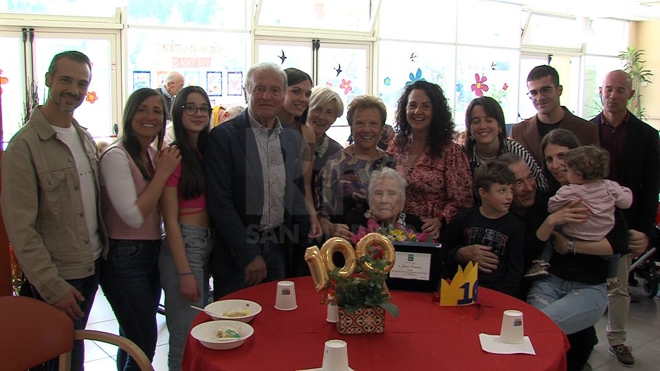 Zaira Censoni compie 100 anni: festa di compleanno con figli, nipoti e pronipoti