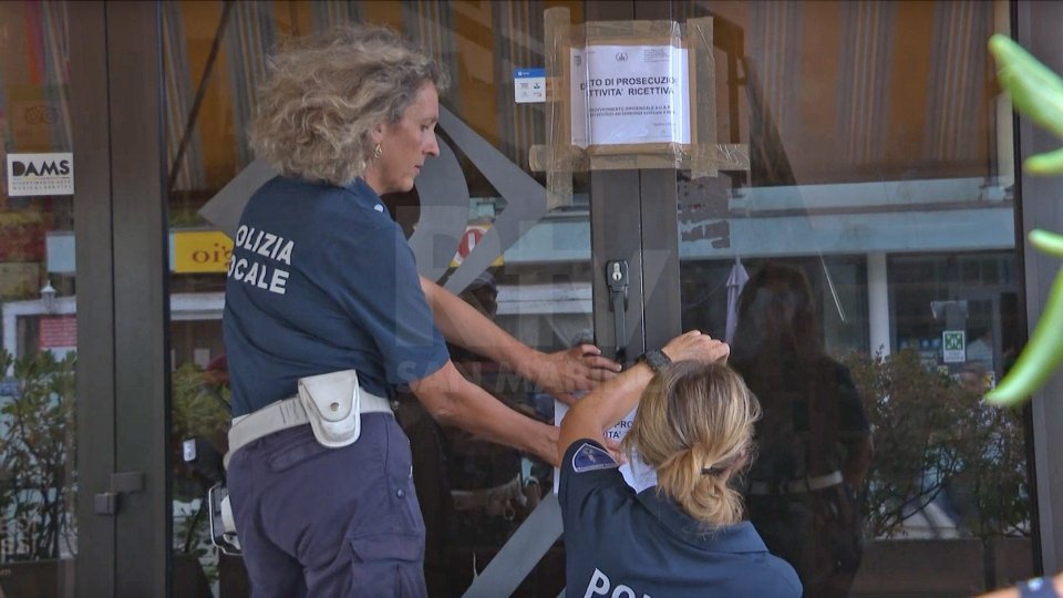 Truffa a clienti di un hotel a Rimini, chiusa indagine per 8 persone; confluite 210 denunce