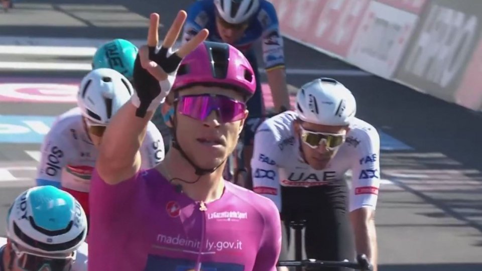Giro d'Italia: tripletta di Jonathan Milan