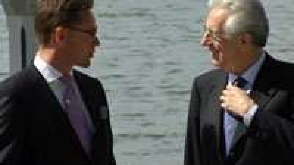 Monti: "Aiuti all'Italia per allentare la morsa dello spread"
