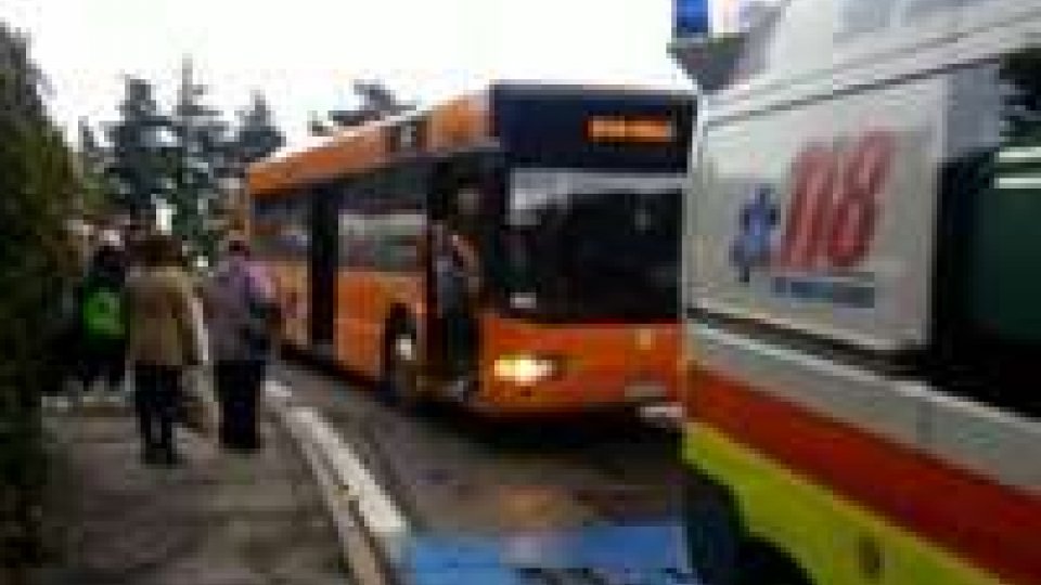 Ragazzina cade alla fermata dell'autobus a MurataRagazzina cade alla fermata dell'autobus a Murata