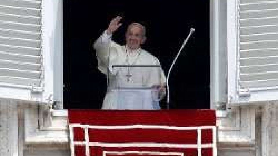Vatileaks, il Papa all'Angelus: "Rubare carte è reato, io vado avanti"