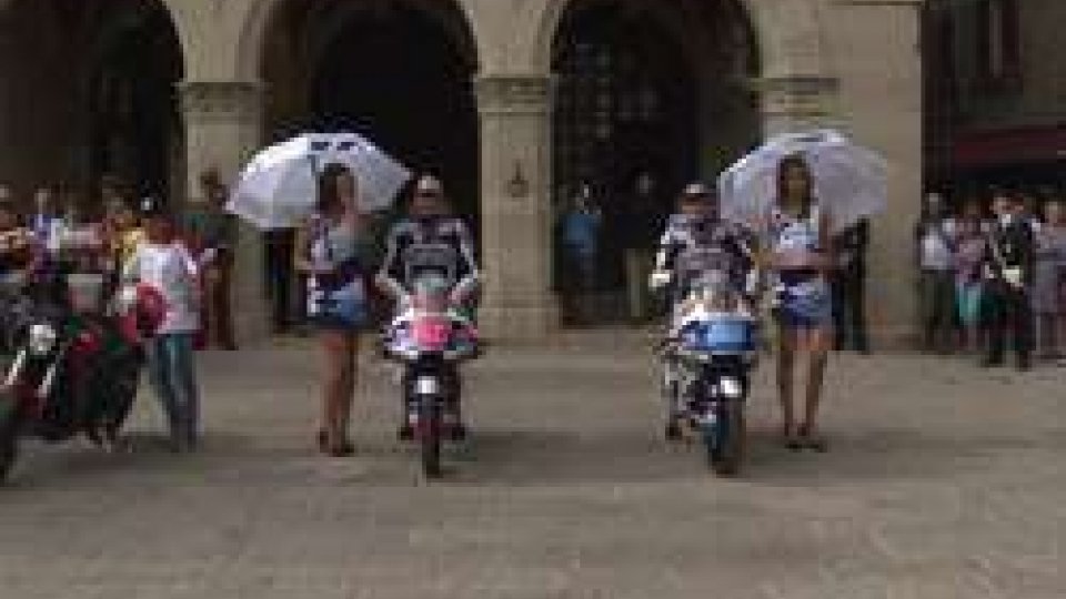 GP San Marino, si parte con la Moto2 ParadeGP San Marino, si parte con la Moto3 Parade: il Team Del Conca Gresini sfila per il Titano