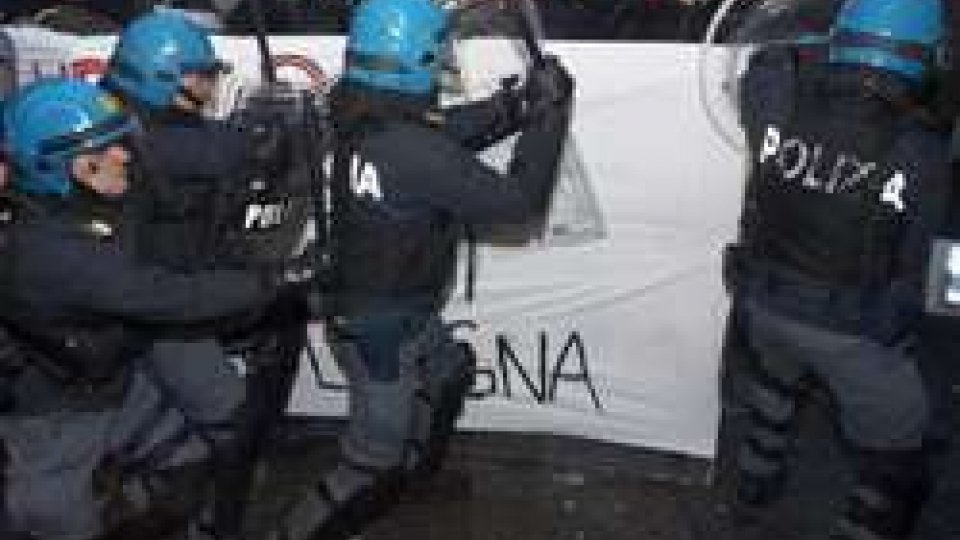 Bologna: studenti in piazza contro i tornelli, cariche e scontri con la polizia