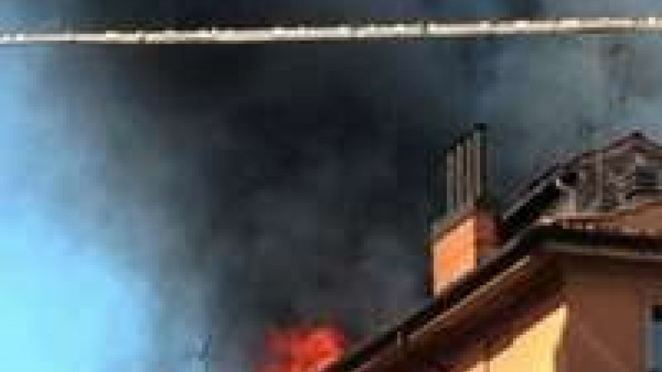 Incendio in edificio nel centro di Bologna, 10 intossicati