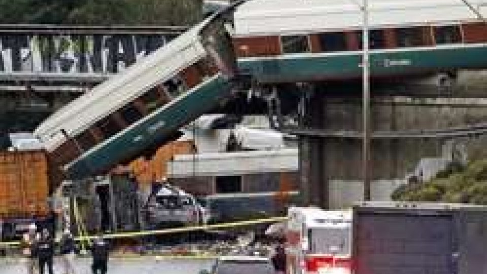 Washington: treno deraglia e finisce sulle auto