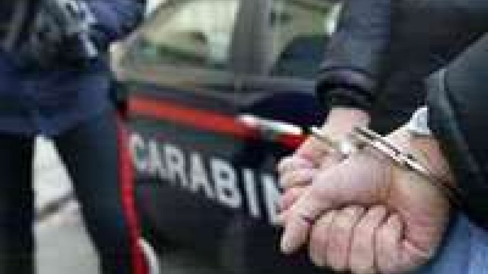 Rimini, picchiava violentemente la moglie per gelosia: arrestato 42enne.